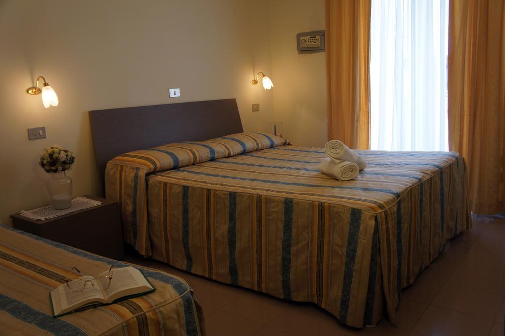 Hotel Solaris Giulianova Bagian luar foto
