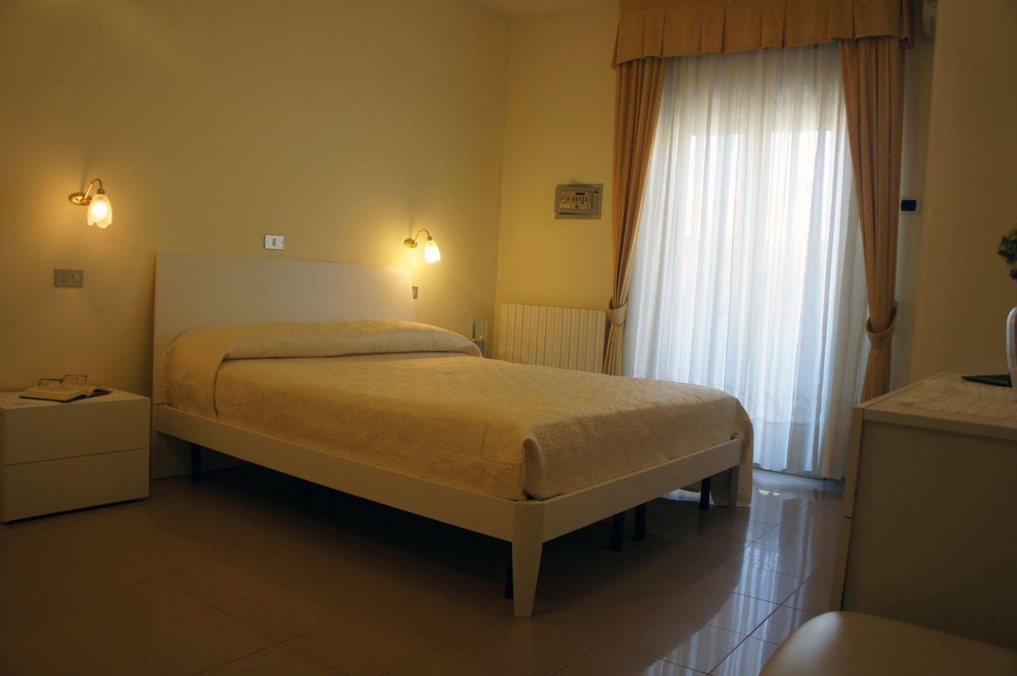 Hotel Solaris Giulianova Bagian luar foto