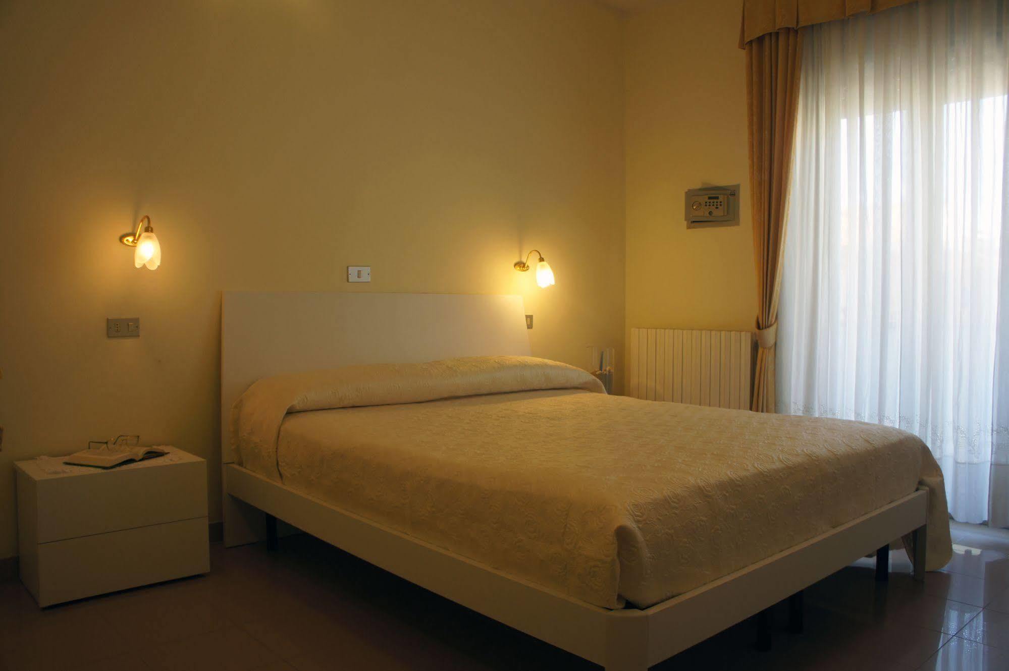 Hotel Solaris Giulianova Bagian luar foto