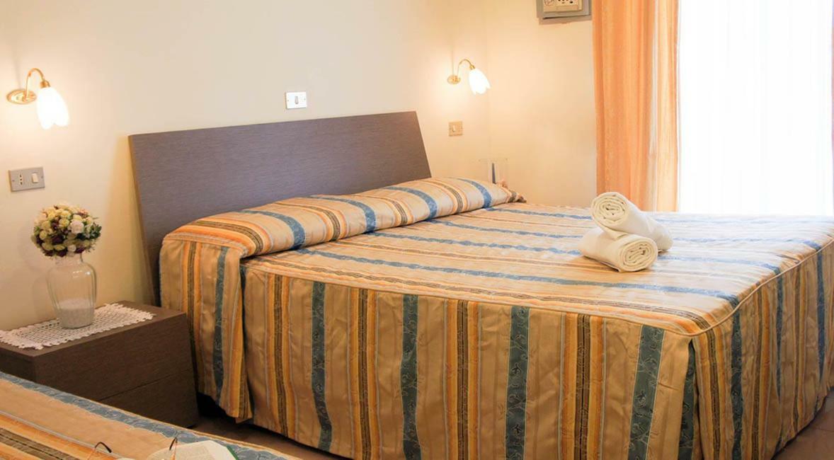 Hotel Solaris Giulianova Bagian luar foto